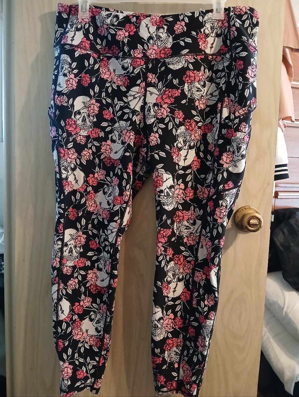 Torrid SZ 3 FULL LENGTH SKULL ACTIVE LEGGINGS MULTICOLOR FLORAL SIDE POCKETS